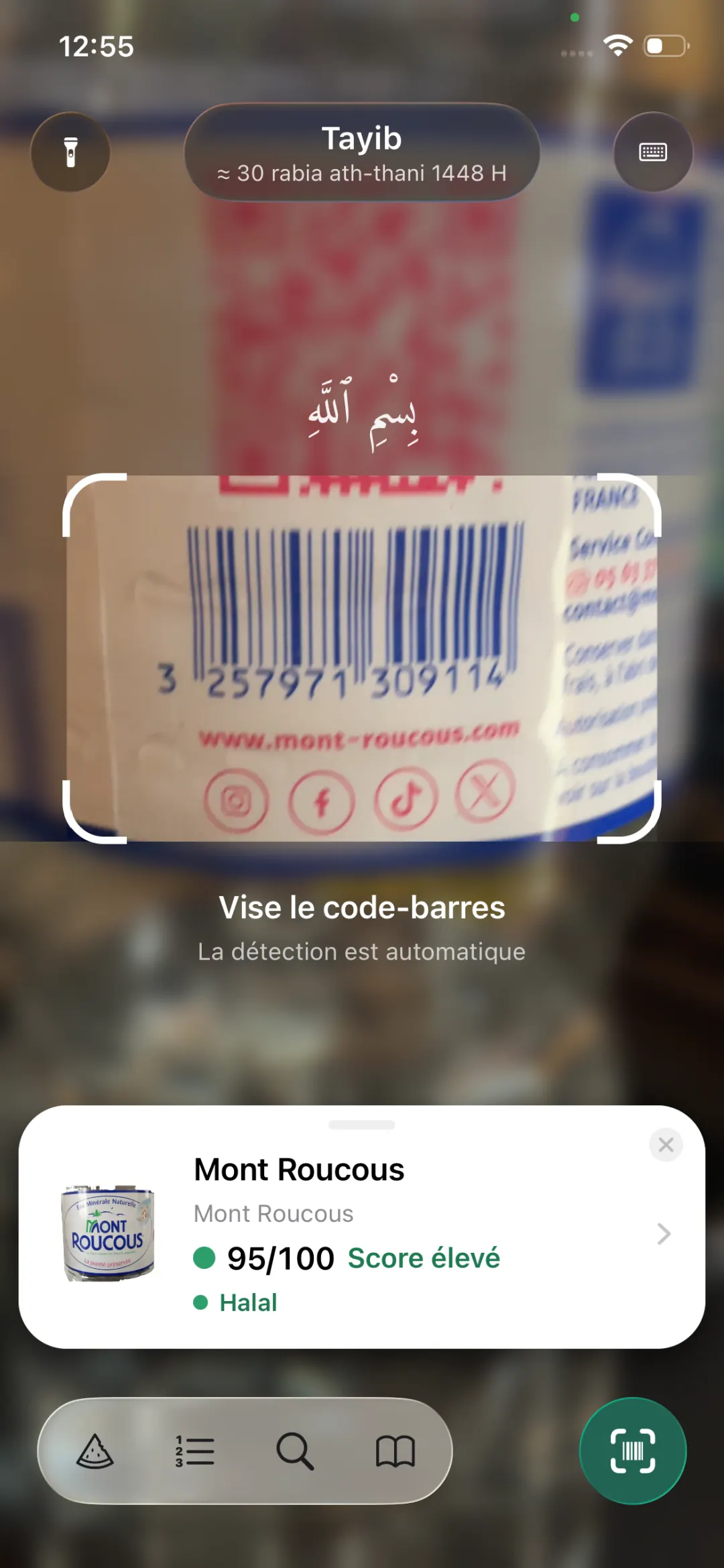 Écran de scan de Tayib : Bismillah en arabe au-dessus du viseur, date hégirienne, code-barres d'une eau minérale détecté automatiquement.